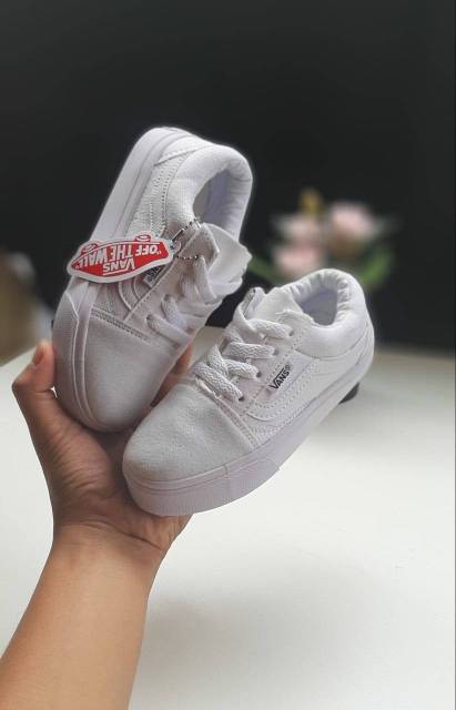 Sepatu Sneakers Anak Putih Pendek Polos Model Tali anak Satu Tahun