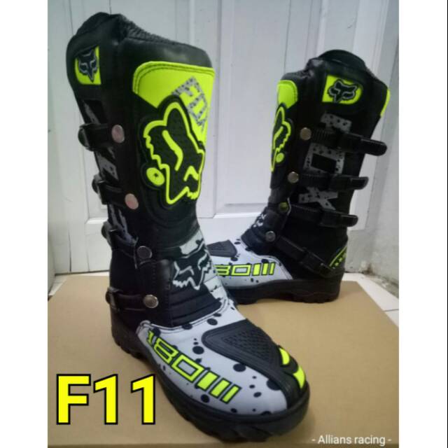 Sepatu cross print f11 motif