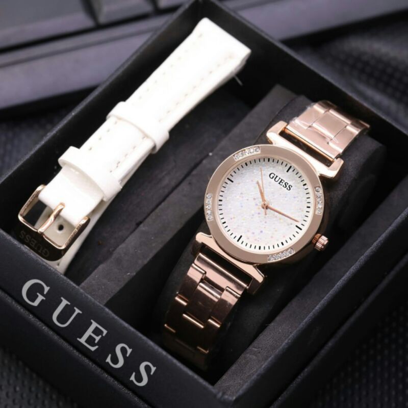 

Guess 3,2 cm + Tali kulit Rp 120.000,- ( Box beda dari yg di foto)