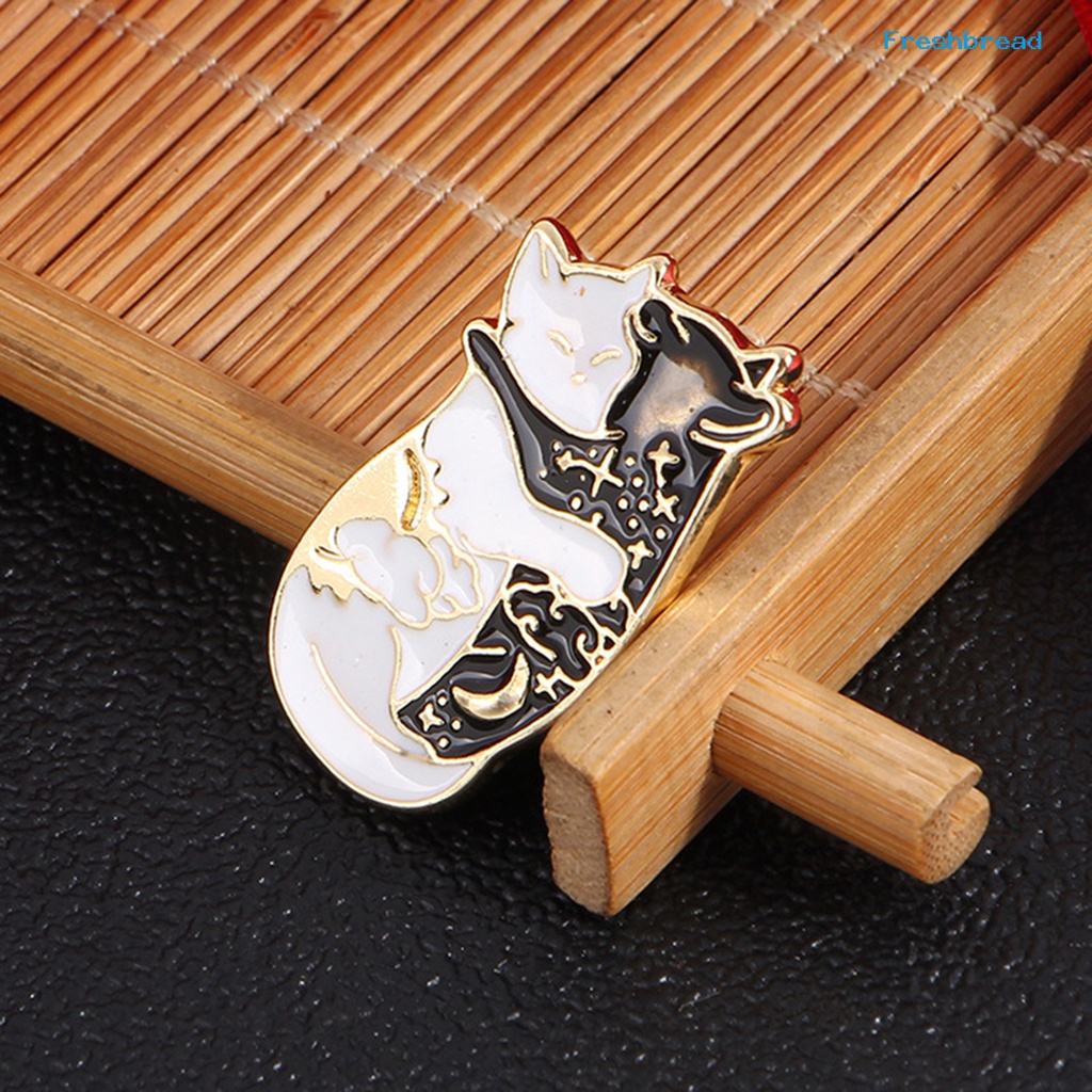 Bros Pin Enamel Bentuk Kucing Hugging Warna Hitam Putih Bahan Alloy Untuk Kerah Jaket Denim