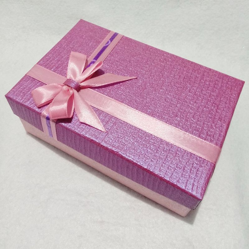 

Kotak kado/Gift Box Fancy Paper Classic Polos uk.25x20x7 cm plus pita