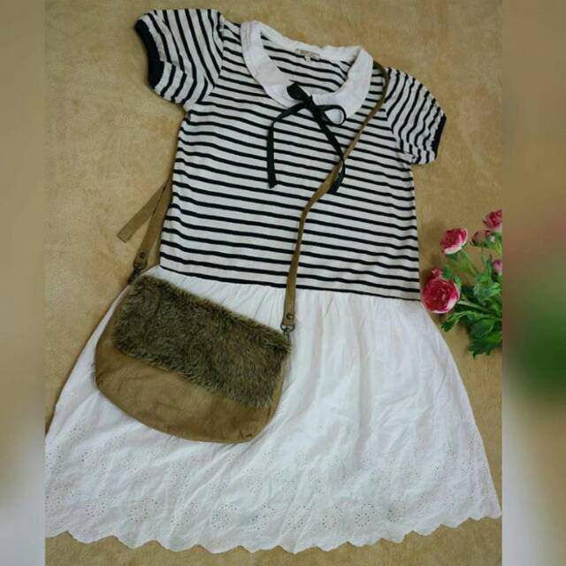 Mouth valley strip dress