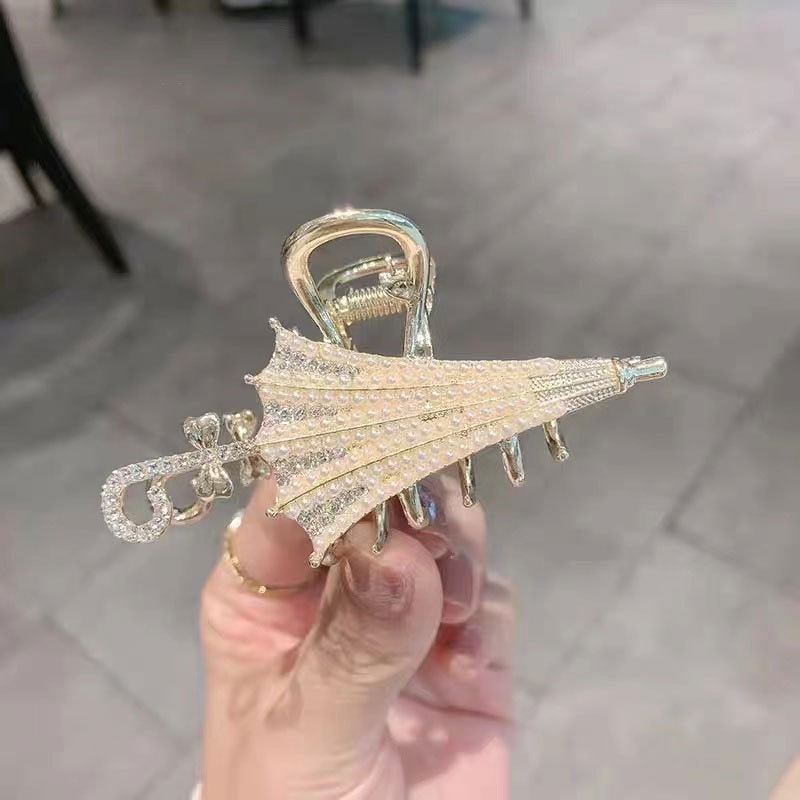 Jepit Rambut Bentuk Hiu Aksen Mutiara Dan Berlian Imitasi Bahan metal Gaya Korea