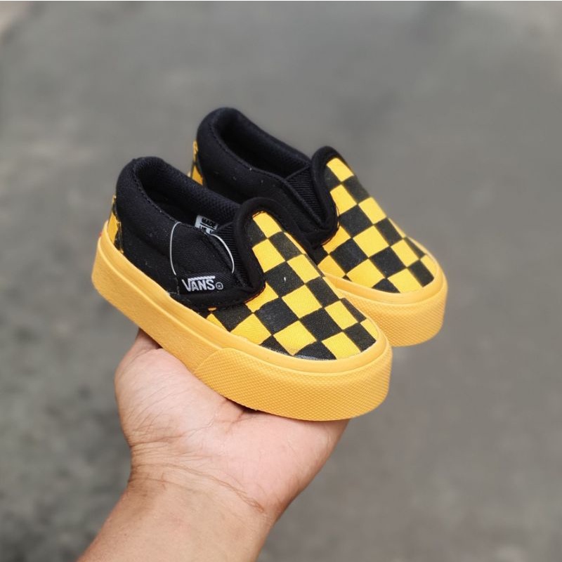 Sepatu anak slip on chekerboard kuning putih / kuning hitam