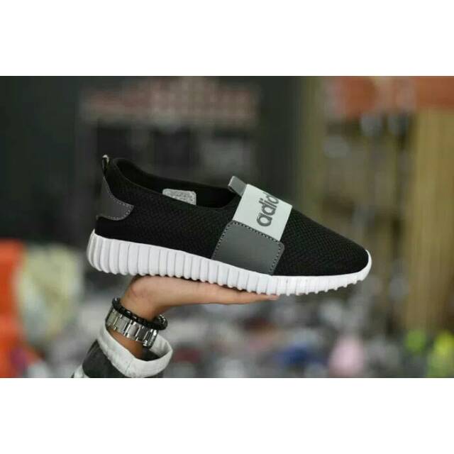 Sepatu Adidas Yeezy Boost Slip On Slop Wanita Hitam Tanpa Tali