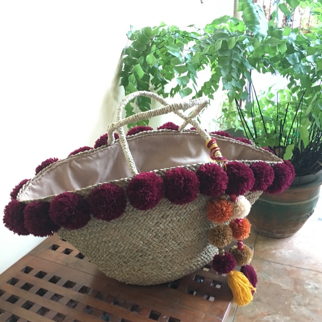 Tas pompom anyaman ecenggondok tas pantai tas bali tas pom pom