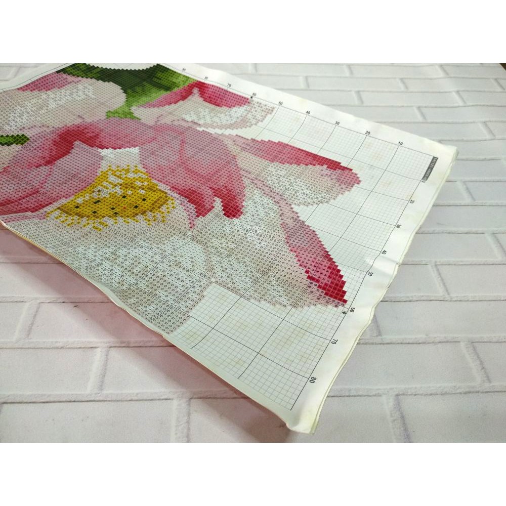 Paket DIY Craft Sulam Kristik Strimin TIMKEE 48009 Sarung Bantal Bunga Lotus Teratai