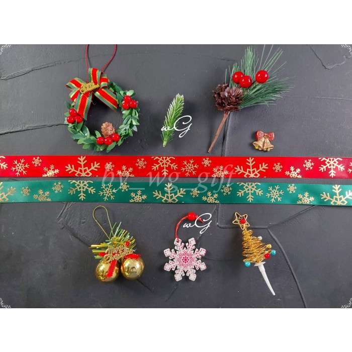 

Pita Natal Christmas - Satin - Merah / Hijau - Emboss C; Panjang 25 yd