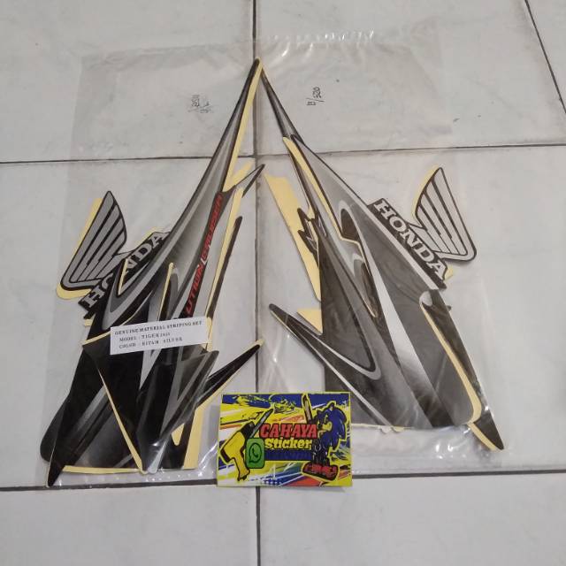 Striping Lis Sticker Honda Tiger Revo / TIREV Standar Tahun 2013 Warna Hitam / Violet Silver