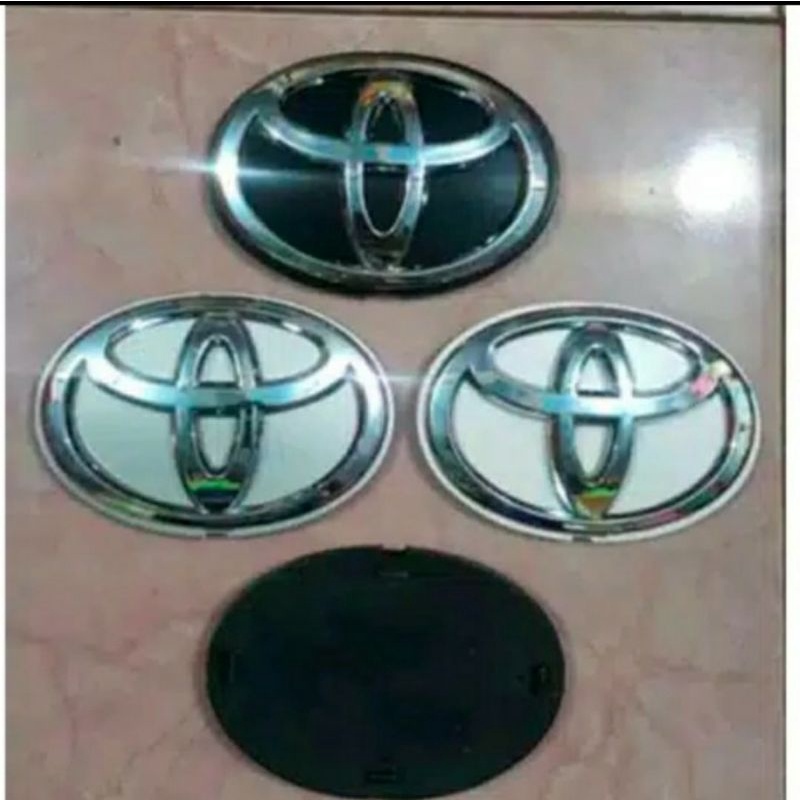 Emblem / Logo Belakang Tutup Ban Serep Toyota Rush