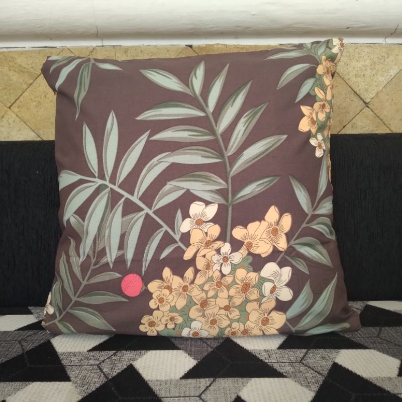 sarung bantal sofa motif daun abu coklat