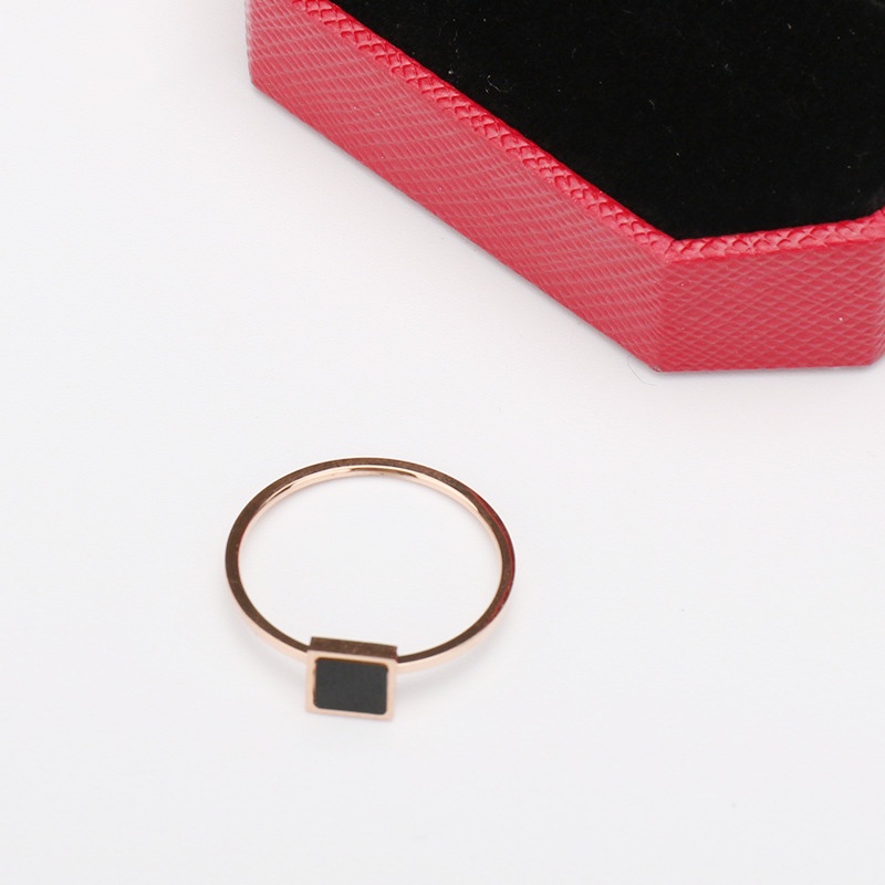1 Pcs Fashion Cincin Titanium Wanita Kotak Hitam Pola Mawar Emas Stainless Hitam Unisex  Aksesoris