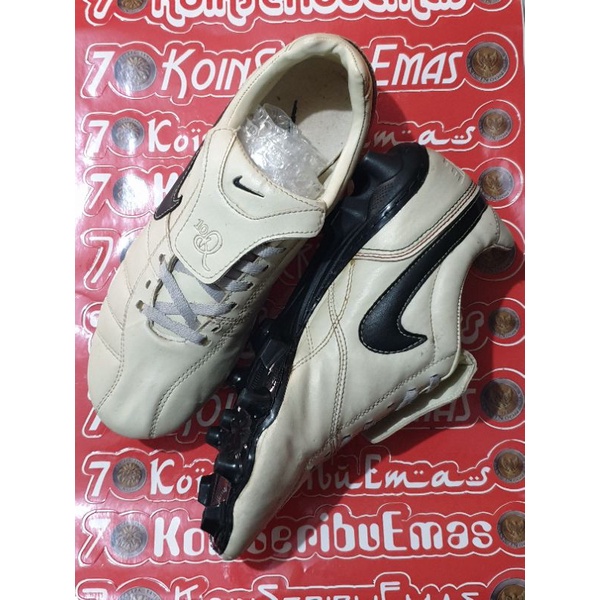 Sepatu Bola ORIGINAL NIKE R10 Ronaldinho Remake Solplate Top Grade FG - Pearl/BlackSize EU 43 // 27.