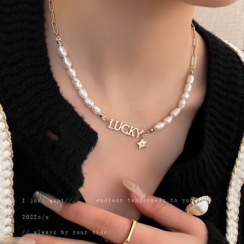 Kalung choker Rantai Klavikula Desain Tulisan lucky Aksen Mutiara Untuk Wanita