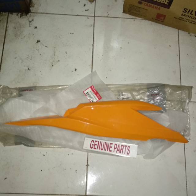 Cover Body Belakang Kanan Vario Techno 125 Fi 2013 2014 Oren Orange 83500-KZR-600NOR Orginal Ahm