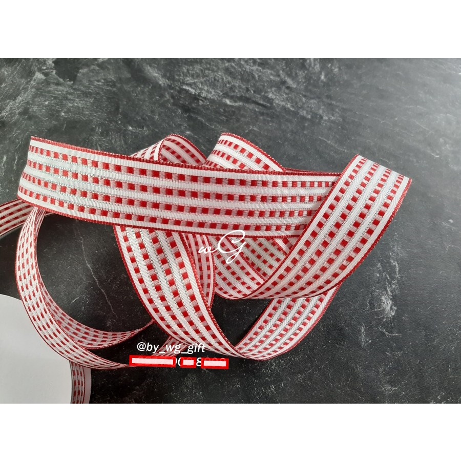 

Pita Putih Motif Kotak-kotak Merah; Lebar 3.8 cm; Panjang 25 yard
