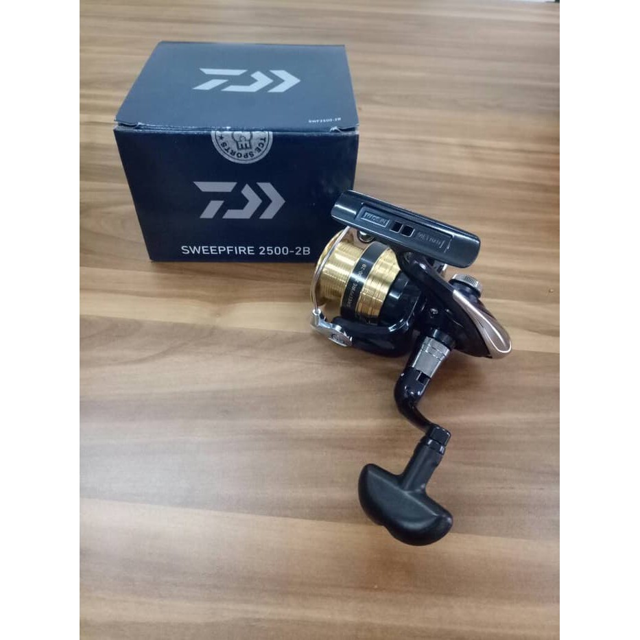 Terbaru Reel Pancing Daiwa sweepfire 2500 2B 2 1bb ball bearing  Murah