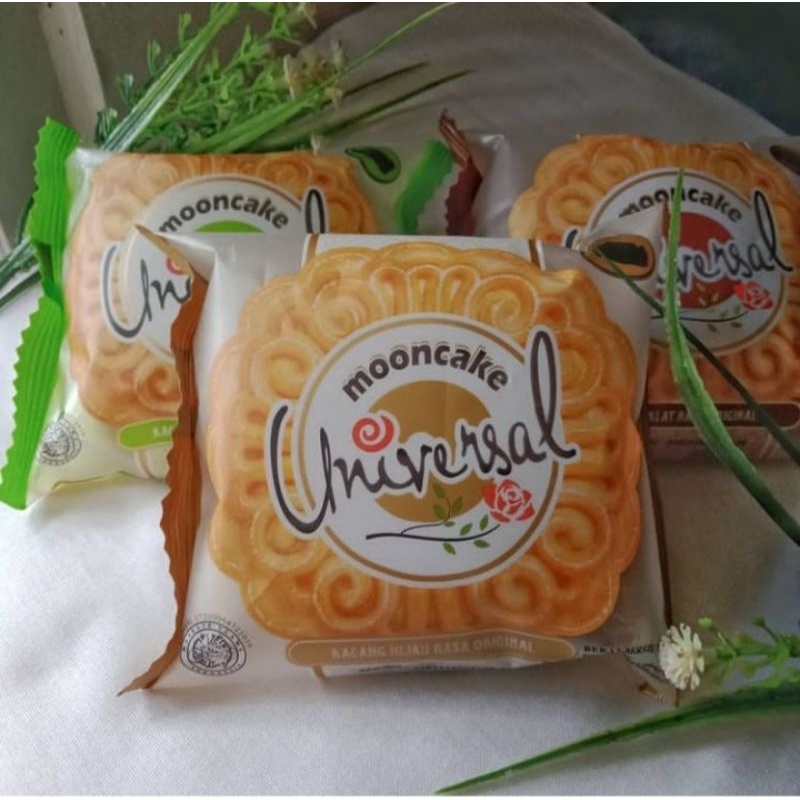 

MOONCAKE UNIVERSAL,pia dalam kemasan yang enak banget....