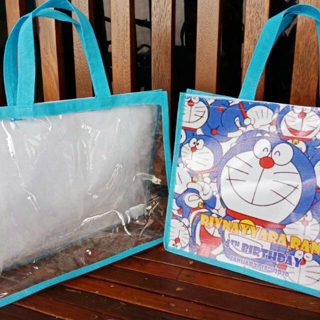 Tas souvenir ultah anak model mika banner tema doraemon