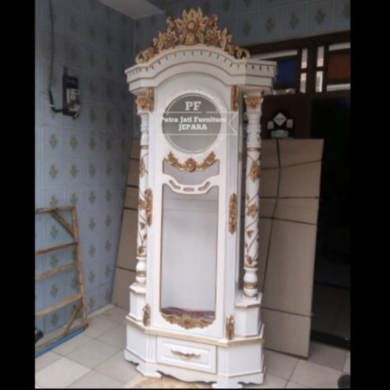 Jam hias masjid besar bahan kayu jati ukir Jepara warna putih