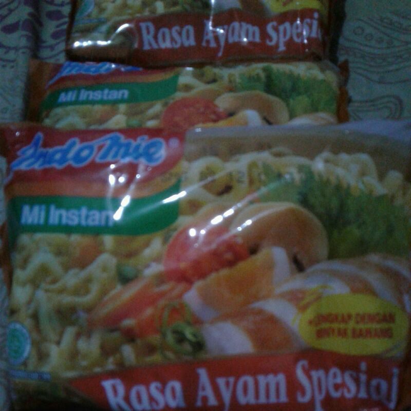 

indomie kuah ayam spesial