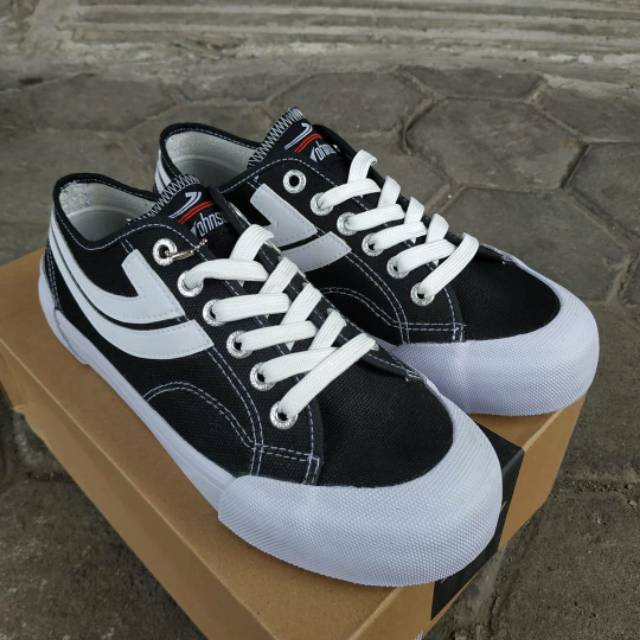 SEPATU JOHNSON LOW BLACK WHITE