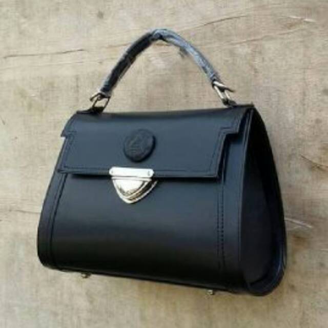 Tas hitam Persit Bhayangkari PIA Jalasenastri