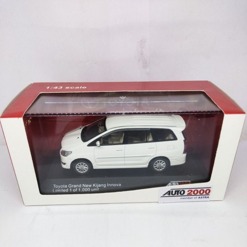 diecast miniatur mobil Toyota Innova putih