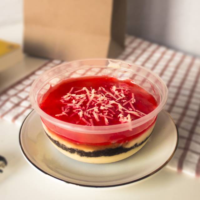 STRAWBERRY CHEESECAKE DESSERT BOX