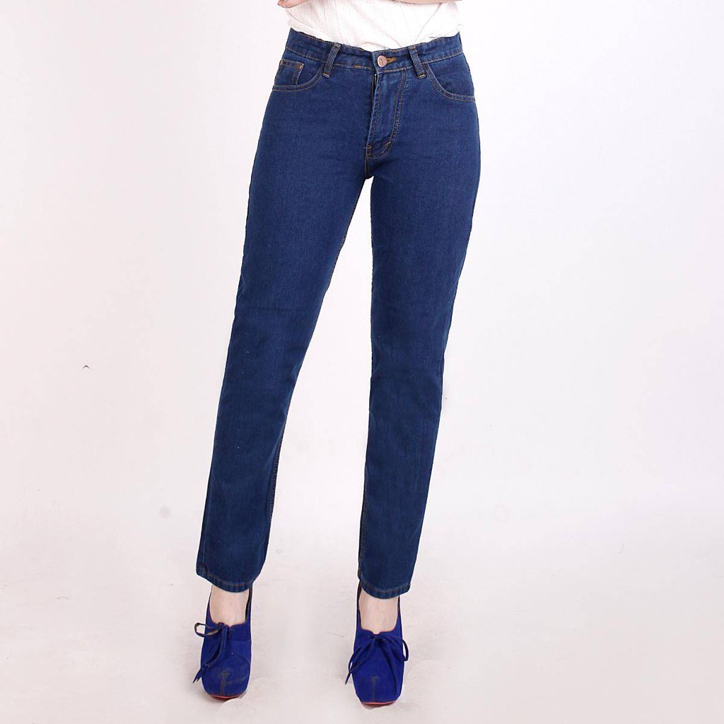  Jeans  Wanita  Model Boyfriend Jeans  Warna  Biru Polos 