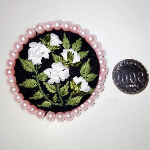 Bros bunga putih sulam benang sulam pita