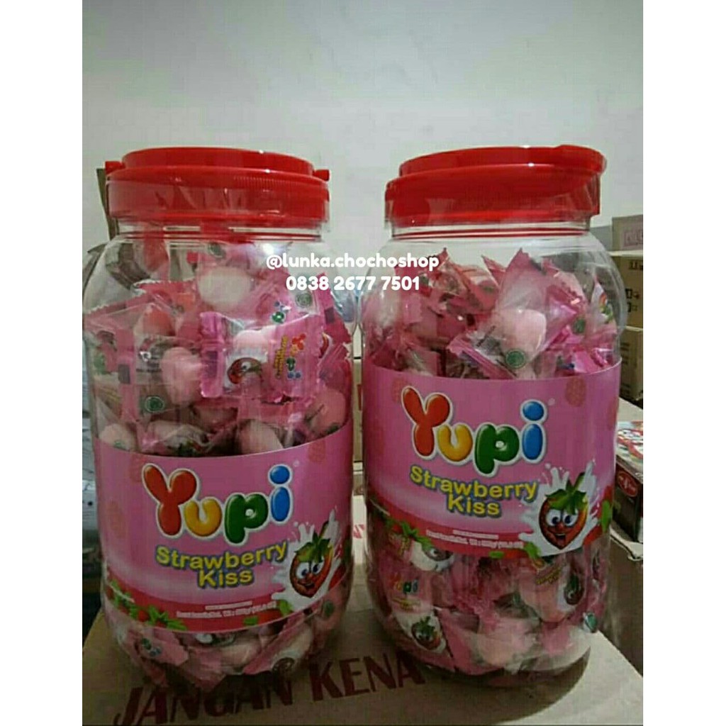 

Yupi Strawberry Kiss Toples isi banyak - 300gr