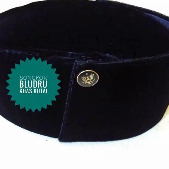 peci songkok kopiah kopyah beludru bludru hitam khas Kutai kalimantan