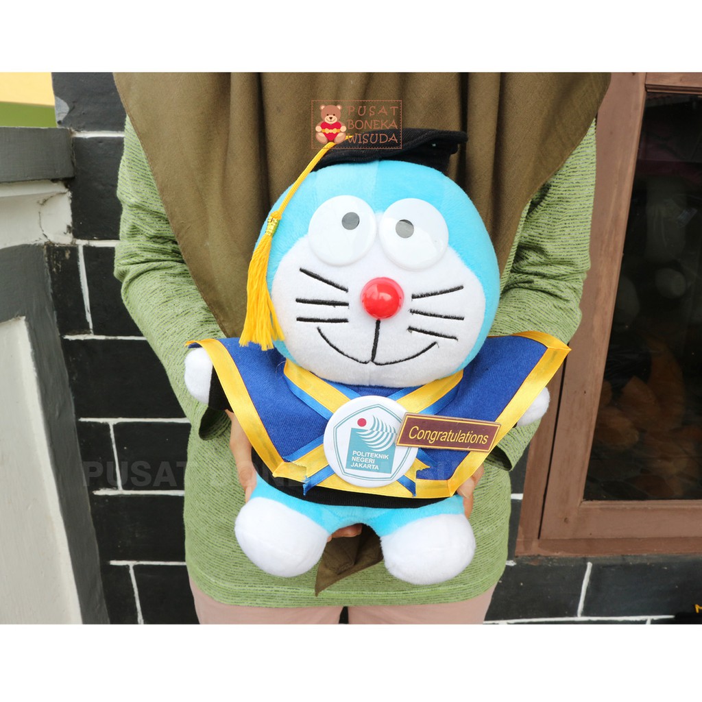 Boneka Wisuda Doraemon Hadiah Kado Graduation Kelulusan Tambah nama Lucu SKripsi Kampus Universitas