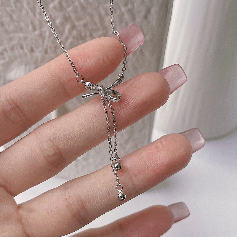 Kalung Rantai Rumbai Liontin Pita Aksen Kristal Warna Silver Untuk Wanita