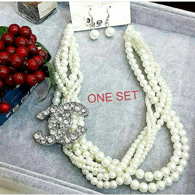 One set chanel pearl necklace