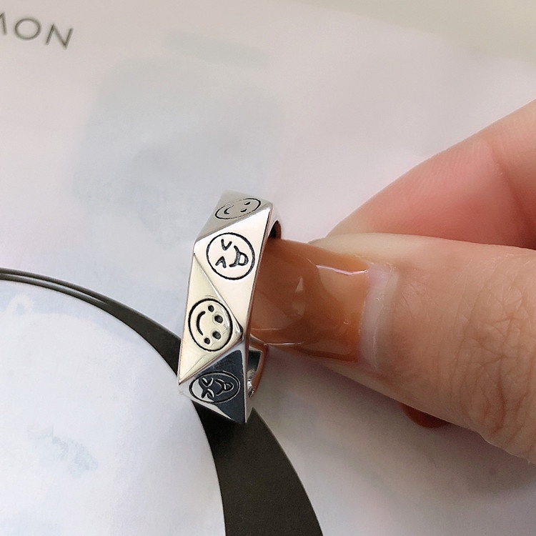 Cincin Desain smiley face Aksen Berlian Untuk Wanita