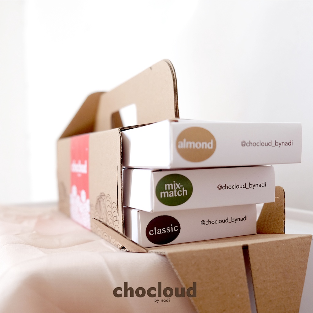 

Paket isi 3 Chocloud Large bonus gift card dan dus Hampers cantik – Mix Holiday Package