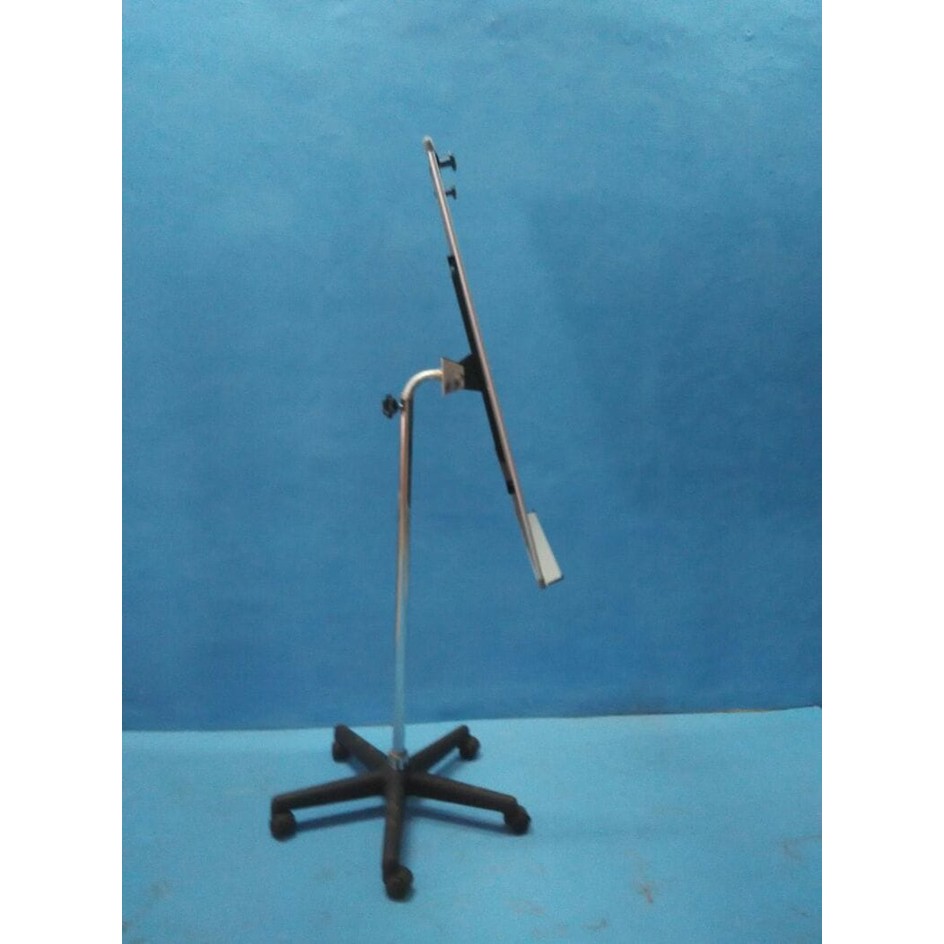 

Papan Tulis Jepit / Flip Chart Centris Uk. 70x100 Dengan 5 Roda