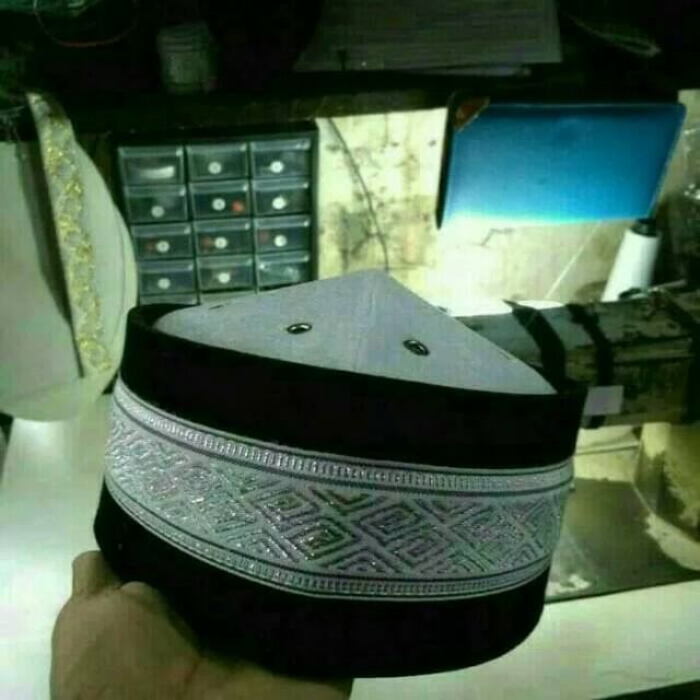 Peci uje putih hitam renda besar