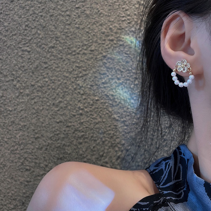 Anting Stud Desain Bunga Aksen Mutiara Bahan 925 silver needle Zircon Untuk Wanita