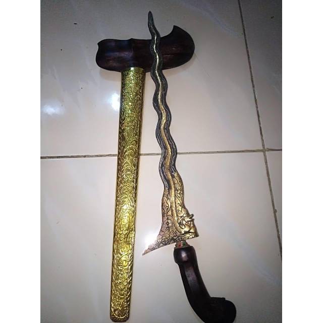 Keris naga kinatah emas.