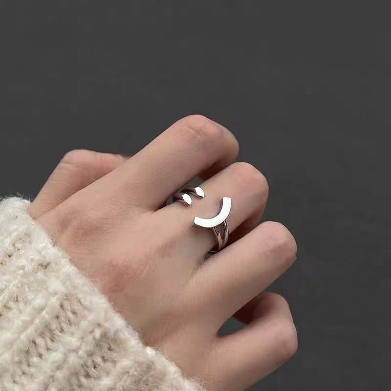 Cincin Model Terbuka Adjustable Desain Smiley Face Warna Silver Gaya Korea