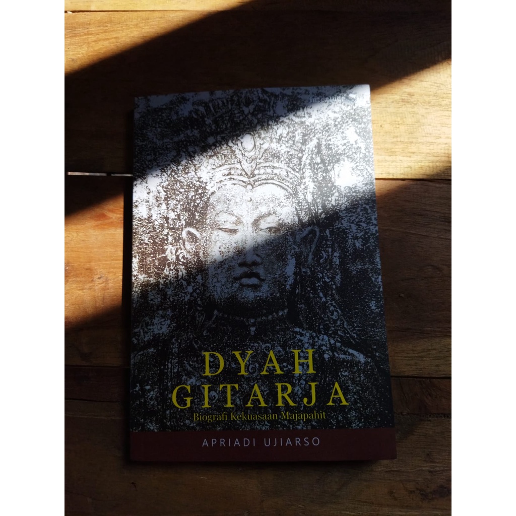 Dyah Gitarja Biografi Kekuasaan Majapahit Karya Apriadi Ujiarso