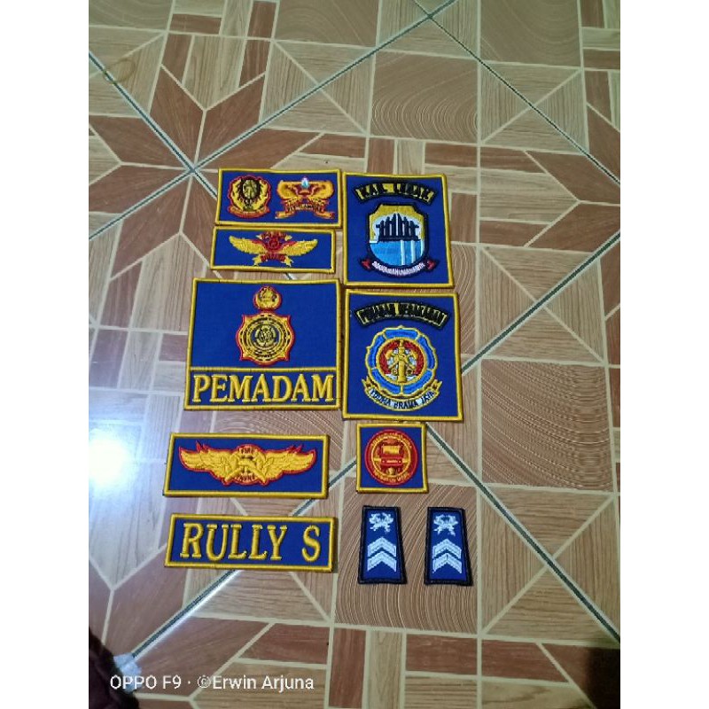 atribut pemadam timbul