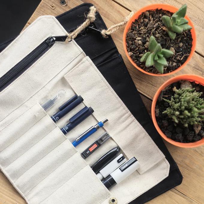 

HOT SALE Roll Up Pencil Case Black Edition - Putih Terjamin