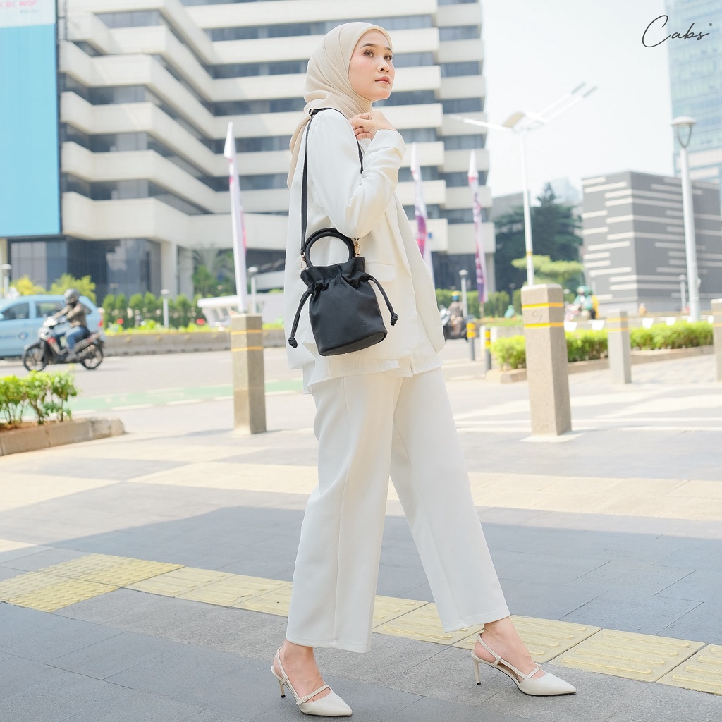 Cabs - Sling Bag Type Audrey Bahan Kulit Muat HP 6 inch Tahan Air