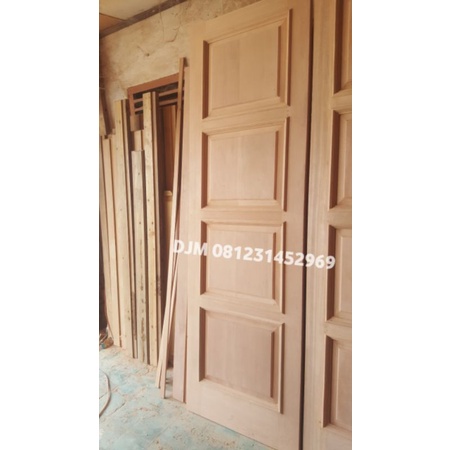 Pintu dan kusen kayu kamper s