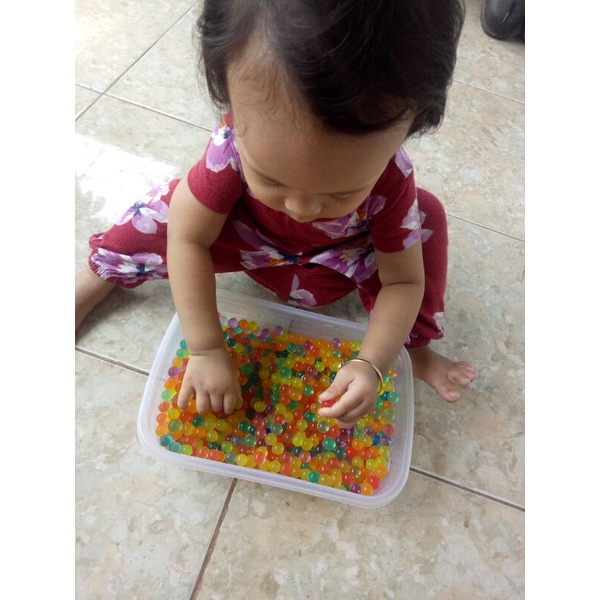 Waterbbeads dan gayung Latih sensorik Peraba Anak