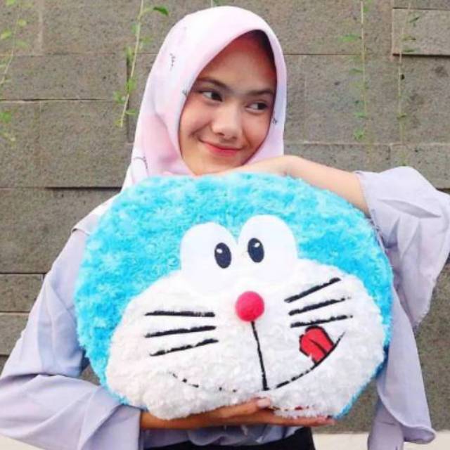 Bantal bulu kepala doraemon